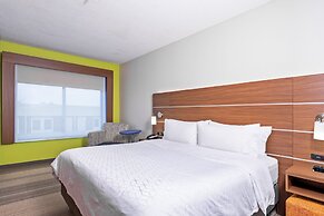 Holiday Inn Express Hotel & Suites Woodbridge by IHG