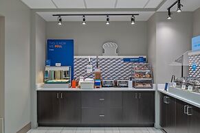 Holiday Inn Express Hotel & Suites Woodbridge by IHG