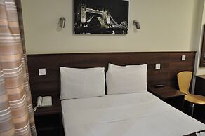 Ascot Hyde Park Hotel