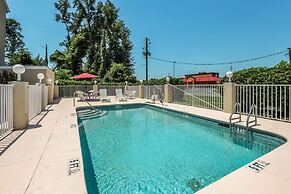 Econo Lodge Inn and Suites