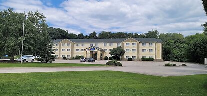 Comfort Inn & Suites East Moline near I-80