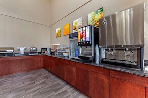Comfort Suites Delavan - Lake Geneva Area