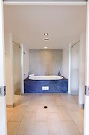 Pullman Palm Cove Sea Temple Resort and Spa