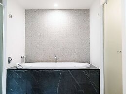 Pullman Palm Cove Sea Temple Resort and Spa