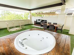 Pullman Palm Cove Sea Temple Resort and Spa