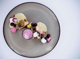 Pullman Palm Cove Sea Temple Resort and Spa