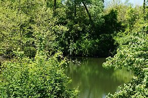 Days Inn & Suites by Wyndham Sam Houston Tollway