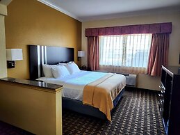 Days Inn & Suites by Wyndham Sam Houston Tollway