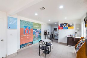 Motel 6 Grand Prairie, TX - Near Six Flags Drive
