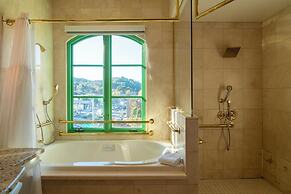 Carlton Hotel