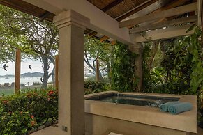 Capitán Suizo Beachfront Boutique Hotel