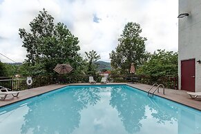 Laurel Inn Condominium