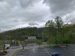 Laurel Inn Condominium