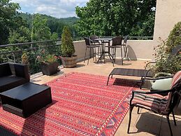 Laurel Inn Condominium