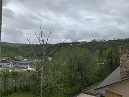 Laurel Inn Condominium