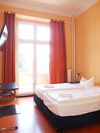 HappyGoLucky Hotel & Hostel