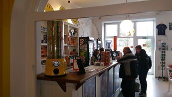 HappyGoLucky Hotel & Hostel