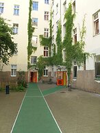 HappyGoLucky Hotel & Hostel