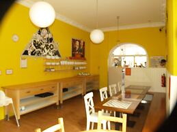 HappyGoLucky Hotel & Hostel