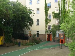 HappyGoLucky Hotel & Hostel