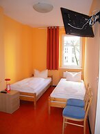 HappyGoLucky Hotel & Hostel