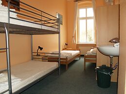 HappyGoLucky Hotel & Hostel