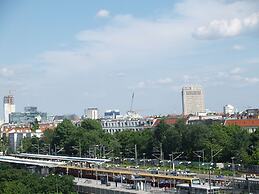 HappyGoLucky Hotel & Hostel