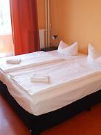 HappyGoLucky Hotel & Hostel