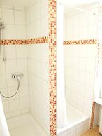 HappyGoLucky Hotel & Hostel