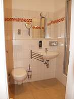 HappyGoLucky Hotel & Hostel