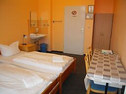 HappyGoLucky Hotel & Hostel