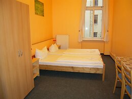 HappyGoLucky Hotel & Hostel