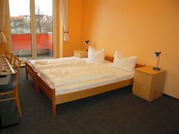 HappyGoLucky Hotel & Hostel