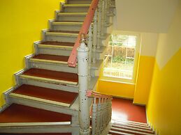 HappyGoLucky Hotel & Hostel