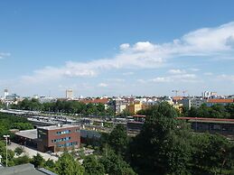 HappyGoLucky Hotel & Hostel