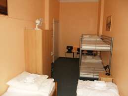 HappyGoLucky Hotel & Hostel