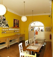 HappyGoLucky Hotel & Hostel