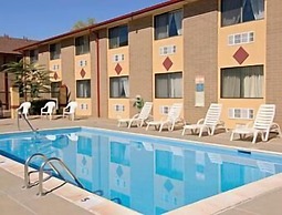 Super 8 by Wyndham Denver Stapleton