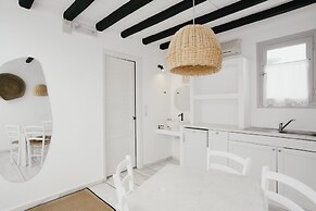 Mr & Mrs White Paros