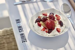 Mr & Mrs White Paros