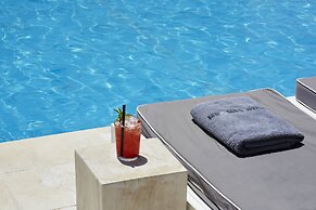 Mr & Mrs White Paros