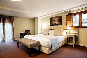 Ikonik Plaza Mercado