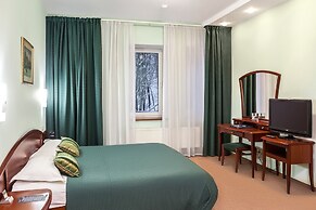 Alexandrovsky Garden Hotel