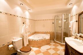 Alexandrovsky Garden Hotel