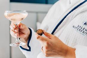 Salem Waterfront Hotel & Suites