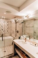 Salem Waterfront Hotel & Suites