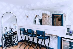 Salem Waterfront Hotel & Suites