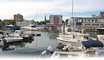 Salem Waterfront Hotel & Suites