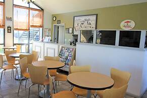 Super 8 by Wyndham Wells