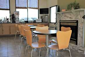 Super 8 by Wyndham Wells